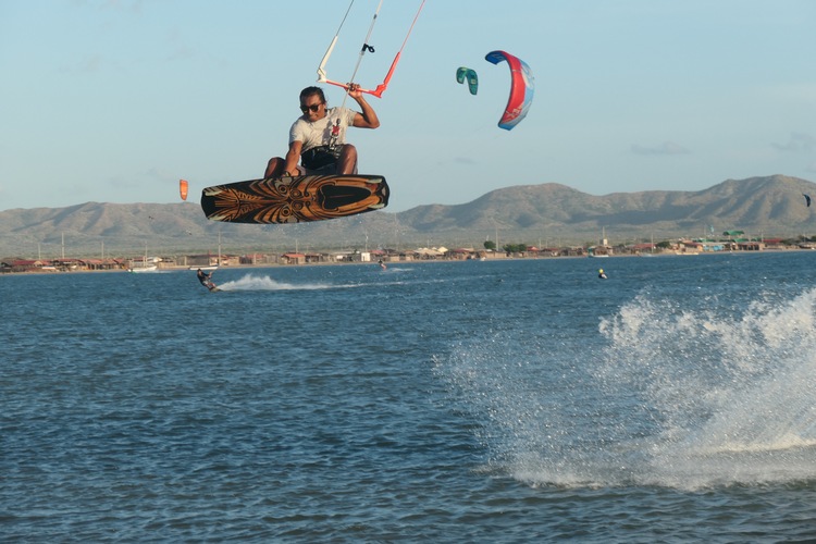 Colombian Kitesurfing Magic: Courses, Lessons, Thrills!
